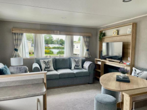 Beautiful 2 Bedroom Caravan in South Cerney